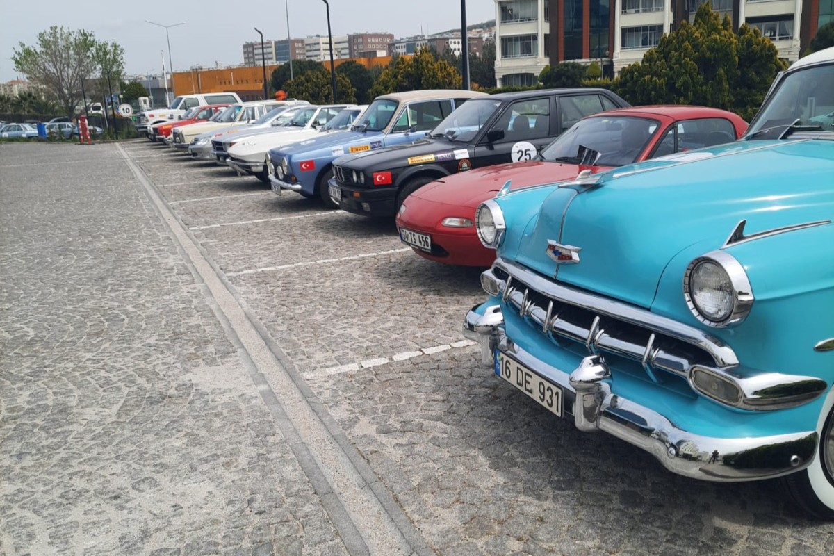 KLASİK OTOMOBİLLER RÜZGAR ŞEHRİ ÇANAKKALE’DEN RÜZGAR GİBİ GEÇTİ.